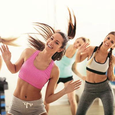 Bild von Frauen, die Zumba tanzen.